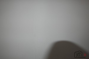 à 50mm, sur mur blanc à 1m